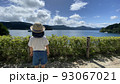湖を眺める子供 93067021