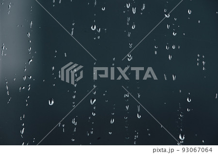 都会の雨のイメージ 93067064