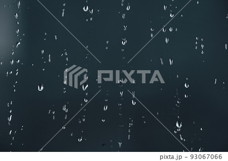 都会の雨のイメージ 93067066