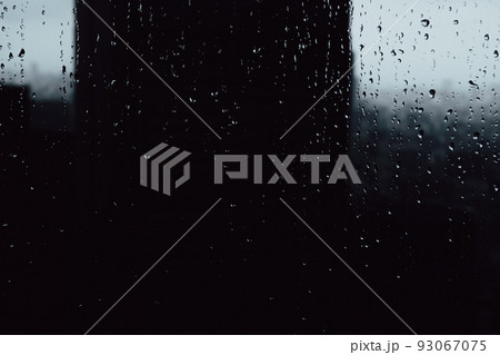 都会の雨のイメージ 93067075