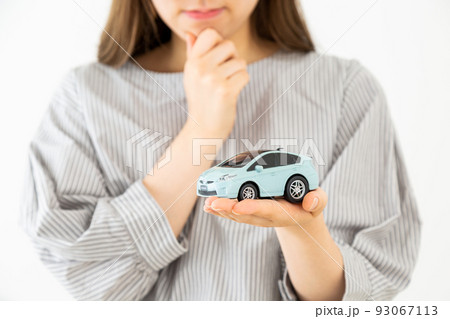 自動車と若い女性 自動車と若い女性 93067113