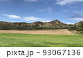 山麓に広がる草原 93067136