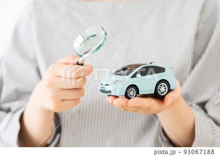自動車と若い女性 93067188