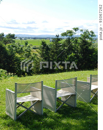 丘に立つ白い椅子 93067262