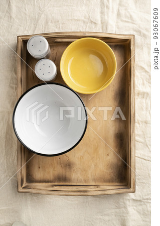 Empty dinner bowls in a wooden serving box. 93067609