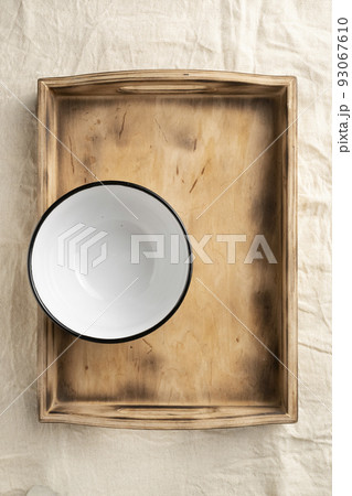 Empty dinner bowls in a wooden serving box. 93067610