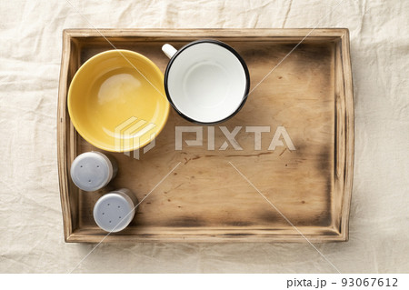 Empty dinner bowls in a wooden serving box. 93067612