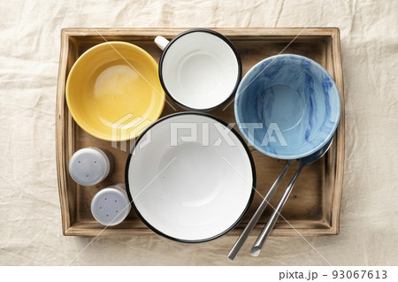 Empty dinner bowls in a wooden serving box. 93067613