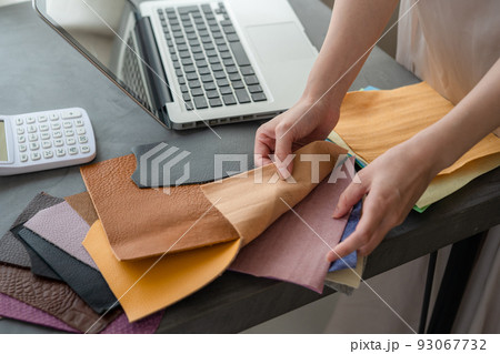 サンプルを手にする女性 93067732