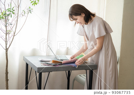サンプルを手にする女性 93067735