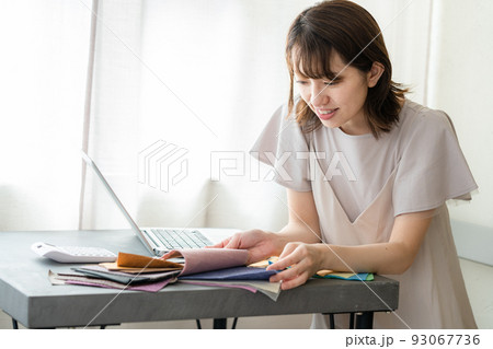 サンプルを手にする女性 93067736