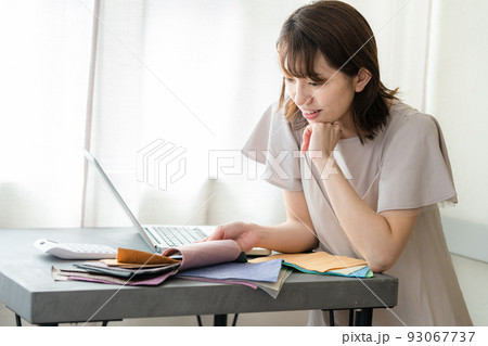 サンプルを手にする女性 93067737