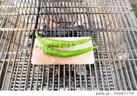 岩塩プレートで焼く万願寺とうがらし 93067779