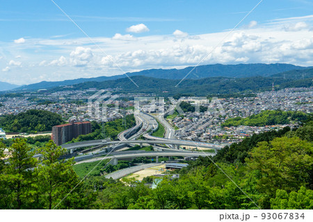 大阪府の摂津の街並みと名神高速と竜王山 93067834
