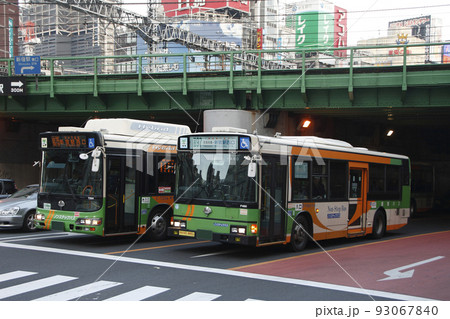 新宿大ガードにて信号待ち中の都営バス初代ノンステップ車／日野（2013年） 93067840