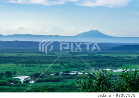 釧路湿原と釧路川と霧と雄阿寒岳と青空を大観望から 93067979