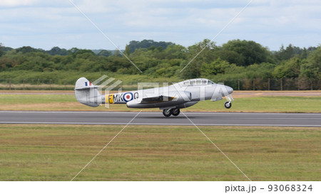 イギリス空軍ミーティアT7ジェット練習機離陸 93068324