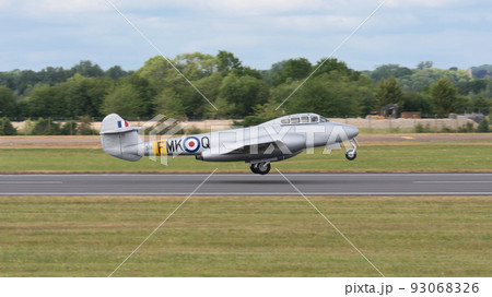 イギリス空軍ミーティアT7ジェット練習機離陸 93068326
