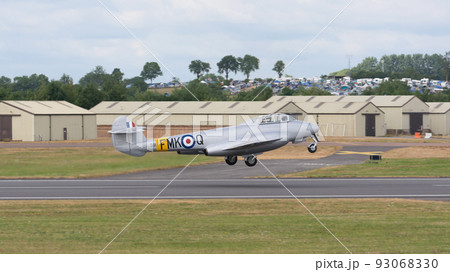 イギリス空軍ミーティアT7ジェット練習機離陸 イギリス空軍ミーティアT7ジェット練習機離陸 93068330
