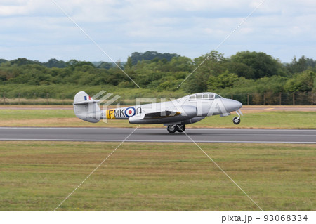 イギリス空軍ミーティアT7ジェット練習機離陸 イギリス空軍ミーティアT7ジェット練習機離陸 93068334