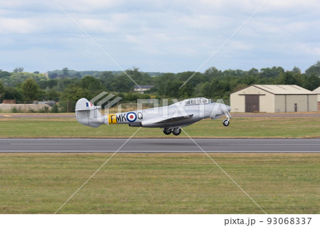 イギリス空軍ミーティアT7ジェット練習機離陸 イギリス空軍ミーティアT7ジェット練習機離陸 93068337
