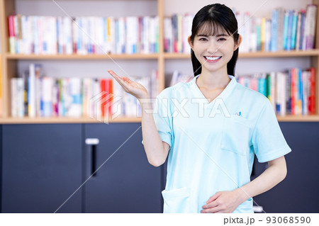 案内をする看護師の女性 93068590