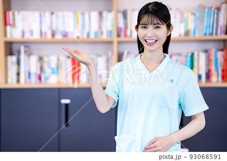 案内をする看護師の女性 案内をする看護師の女性 93068591