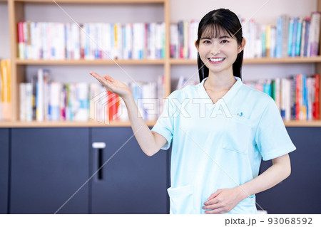 案内をする看護師の女性 案内をする看護師の女性 93068592