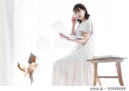 ノートパソコンを操作する女性 ノートパソコンを操作する女性 93068666