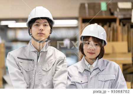 工場で働く人々 93068702