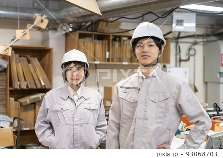 工場で働く人々 93068703