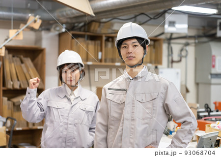 工場で働く人々 93068704