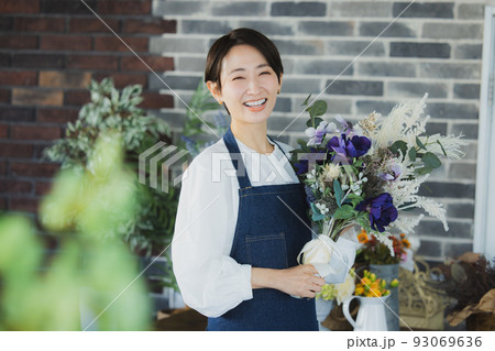 女性　花屋　仕事 93069636