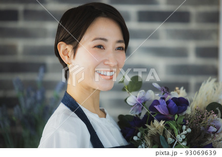 女性　花屋　仕事 93069639
