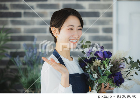 女性　花屋　仕事 93069640