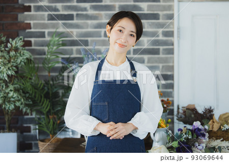 女性　花屋　仕事 93069644