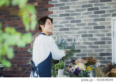 女性 花屋 仕事 女性 花屋 仕事 93069699