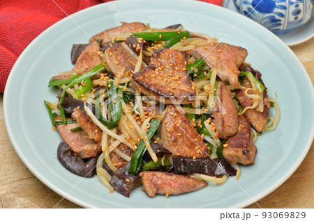 レバニラ炒め、キクラゲ入り。中華料理、大皿料理、豚レバーの炒めもの。 93069829