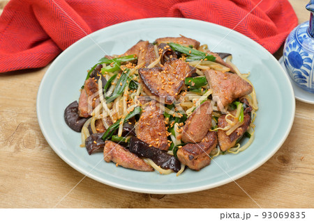 レバニラ炒め、キクラゲ入り。中華料理、大皿料理、豚レバーの炒めもの。 93069835