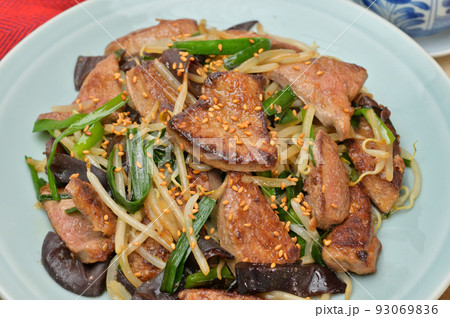 レバニラ炒め、キクラゲ入り。中華料理、大皿料理、豚レバーの炒めもの。 93069836