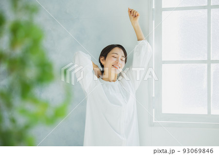 白いワンピースの女性 白いワンピースの女性 93069846