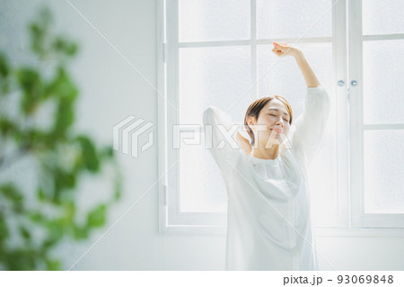 白いワンピースの女性 93069848