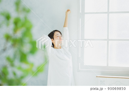 白いワンピースの女性 93069850