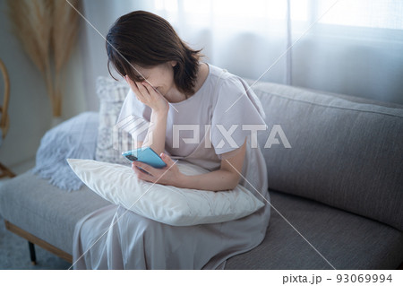 悩む女性のイメージ スマートフォン 悩む女性のイメージ スマートフォン 93069994