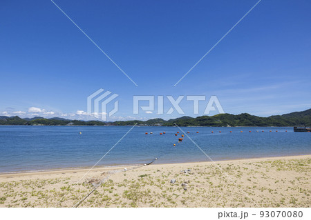 夏の瀬戸内海、因島のしまなみビーチ海水浴場の景色 93070080
