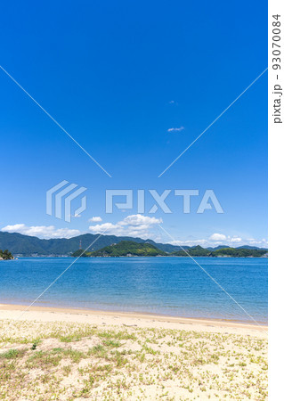 夏の瀬戸内海、因島のしまなみビーチ海水浴場の風景 93070084
