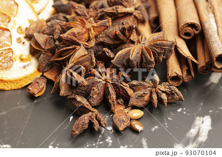 Cinnamon sticks,dried oranges and anise star 93070104