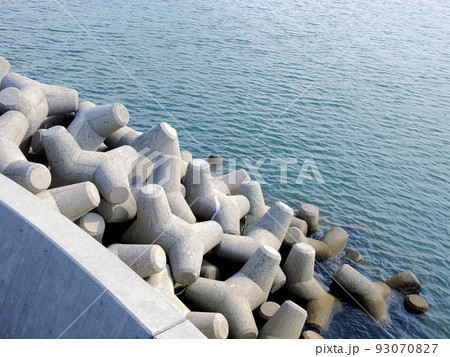 海の護岸に積み上げられた消波ブロックテトラポッド 93070827