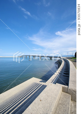 福岡県行橋市の沓尾長井漁港へ続く長寿大橋 93070834