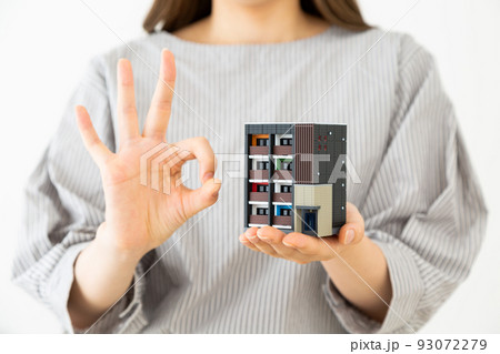 マンションの模型を持つ若い女性 マンションの模型を持つ若い女性 93072279